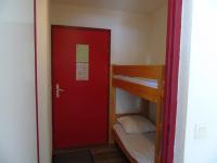 Zimmer mit einer roten Tür und einem Etagenbett in der Unterkunft Appartement Valfréjus, 2 pièces, 6 personnes - FR-1-561-18 in Valfréjus