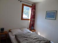 Schlafzimmer mit einem Bett und einem Fenster in der Unterkunft Appartement Valfréjus, 2 pièces, 6 personnes - FR-1-561-18 in Valfréjus