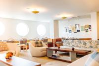 Una sala de estar con sofás y una mesa. en Hotel Lucine, en Galveston