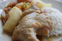 ビリャビセンシオにあるHotel Campestre Mastrantoの米、肉、野菜が入った料理