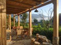 d'une terrasse avec des chaises et une table offrant une vue. dans l'établissement Little House in KhauPha, Mu Cang Chai - homestay, cuisine, cafe, à Mù Cang Chải