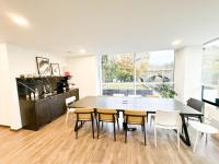 Kuchyň nebo kuchyňský kout v ubytování Modern 2-Bed Apartment Near Ascot & Legoland, Sleep upto 4 guests, Pet Friendly, Parking Available on Request!