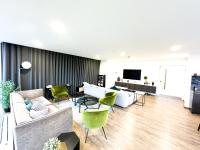 TV a/nebo společenská místnost v ubytování Modern 2-Bed Apartment Near Ascot & Legoland, Sleep upto 4 guests, Pet Friendly, Parking Available on Request!
