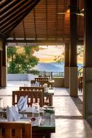 um restaurante com mesas e cadeiras com vista para o oceano em Celestial Hills - Villas & Suites by The Clarks em Kandy