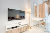TV a/nebo společenská místnost v ubytování Romantic Studio in Pantheon Elysee JVC by Deluxe Holiday Homes