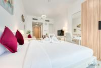 Postel nebo postele na pokoji v ubytování Romantic Studio in Pantheon Elysee JVC by Deluxe Holiday Homes