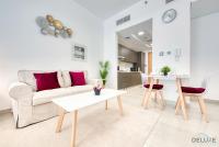 Posezení v ubytování Romantic Studio in Pantheon Elysee JVC by Deluxe Holiday Homes