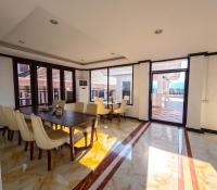 een eetkamer met een tafel en stoelen bij Vang Vieng Consiana Hotel in Vang Vieng