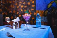 エンテベにあるGOLDEN QUEST HOTELのテーブル(ボトル入り飲料水1本付)