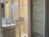 Kúpeľňa v ubytovaní Appartement cosy avec terrasse et garage à deux pas des pistes ! - FR-1-548-24