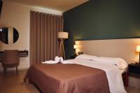 una habitación de hotel con una cama y una silla en Hotel Futuro, en Aversa