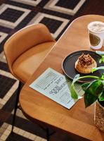 Una mesa con un plato de comida y una taza de café. en Romer Hell's Kitchen, en Nueva York