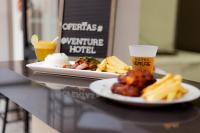 una mesa con dos platos de comida y una bebida en Hotel Venture, en Chincha Alta