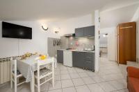 Kuchnia lub aneks kuchenny w obiekcie Apartments Silvana 74