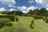 une image d'une pelouse avec des arbres et des buissons dans l'établissement Low Lodge at Broughton Sanctuary, à Skipton