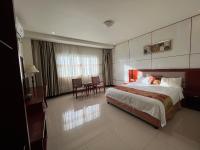 Una habitación de hotel con una cama, una mesa y sillas. en Meida Hotel, en Nuku‘alofa