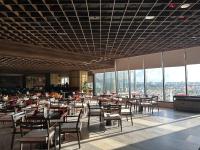 een eetkamer met tafels en stoelen en ramen bij Queen Apec Mandala Phú Yên Condotel in Tuy Hoa