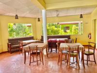 een restaurant met tafels en stoelen in een kamer bij Villa Elegance in Galle