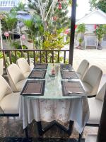 una mesa y sillas en un patio en Godiva Villa Phu Quoc, en Phu Quoc