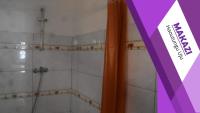 Das Bad ist mit einer Dusche und einer Dusche ausgestattet. in der Unterkunft MAKAZI Haoutungu in Tsingoni