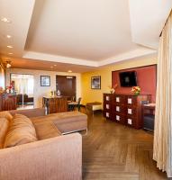 ein Wohnzimmer mit Couch und Fernseher in der Unterkunft Miccosukee Casino &amp; Resort in Miami