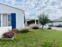 Vonkajšia záhrada v ubytovaní Maison moderne pour 5 personnes à Noirmoutier