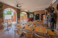 Un restaurante u otro lugar para comer en Hotel Alfa Troncones Mexico