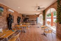 Un restaurante u otro lugar para comer en Hotel Alfa Troncones Mexico