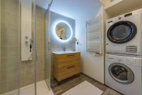 a bathroom with a washing machine and a sink at Le bel appart Toulouse climatisation in Toulouse