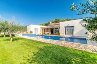 Bazén v ubytovaní Villa Desiree by Villa Plus alebo v jeho blízkosti