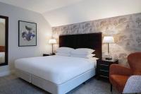 Ein Bett oder Betten in einem Zimmer der Unterkunft Delta Hotels by Marriott Worsley Park Country Club