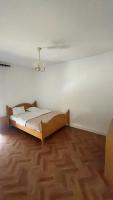1 dormitorio con 1 cama en la esquina de una habitación en Appartement à Cholet, à 25min du Puy du Fou, en Cholet