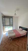 1 dormitorio con cama y ventana grande en Appartement à Cholet, à 25min du Puy du Fou, en Cholet