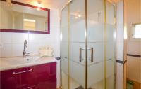 A bathroom at Pet Friendly Apartment In Ponte Leccia With Kitchen