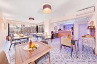 een restaurant met tafels en stoelen in een kamer bij Es Corte Vell - Adults Only in Bunyola