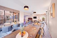 een eetkamer met tafels en stoelen bij Es Corte Vell - Adults Only in Bunyola