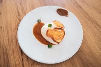 une assiette de nourriture avec une banane sur une table dans l'établissement Hôtel Valdys Thalasso & Spa - les Pins, à Saint-Jean-de-Monts