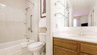 Residence Inn by Marriott Rocky Mountにあるバスルーム