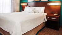 Residence Inn by Marriott Rocky Mountにあるベッド