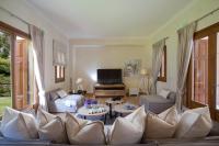 Televízia a/alebo spoločenská miestnosť v ubytovaní Villa Veneziano Suites & Villa