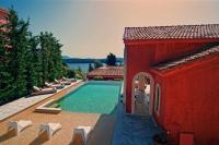 Bazén v ubytovaní Villa Veneziano Suites & Villa alebo v jeho blízkosti
