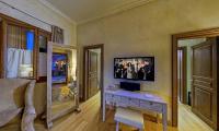 Televízia a/alebo spoločenská miestnosť v ubytovaní Villa Veneziano Suites & Villa
