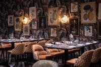 Van der Valk Theaterhotel Almelo في ألميلو: صف من الطاولات في مطعم مع كؤوس النبيذ