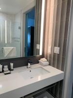 Marriott New York JFK Airportにあるバスルーム