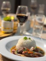 een bord met rijst en een glas wijn bij EL ALAMO, EJECUTIVO Y SPA in Cuzco