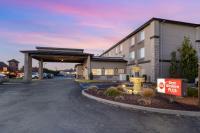 Un hotel con una boca de incendios frente a un edificio. en Best Western PLUS Walla Walla Suites Inn, en Walla Walla