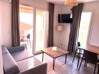 Telewizja i/lub zestaw kina domowego w obiekcie Résidence hôtelière les hameaux de saint cyprien 25 M2
