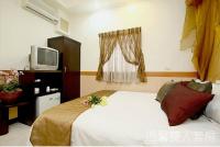 a hotel room with a bed and a tv at Hualien Hai Bin Homestay in Hualien City
