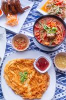een tafel met een bord eten en een kom eten bij Dong Talay Lipe Beach Resort in Ko Lipe