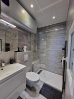 Kylpyhuone majoituspaikassa Sanaritz
